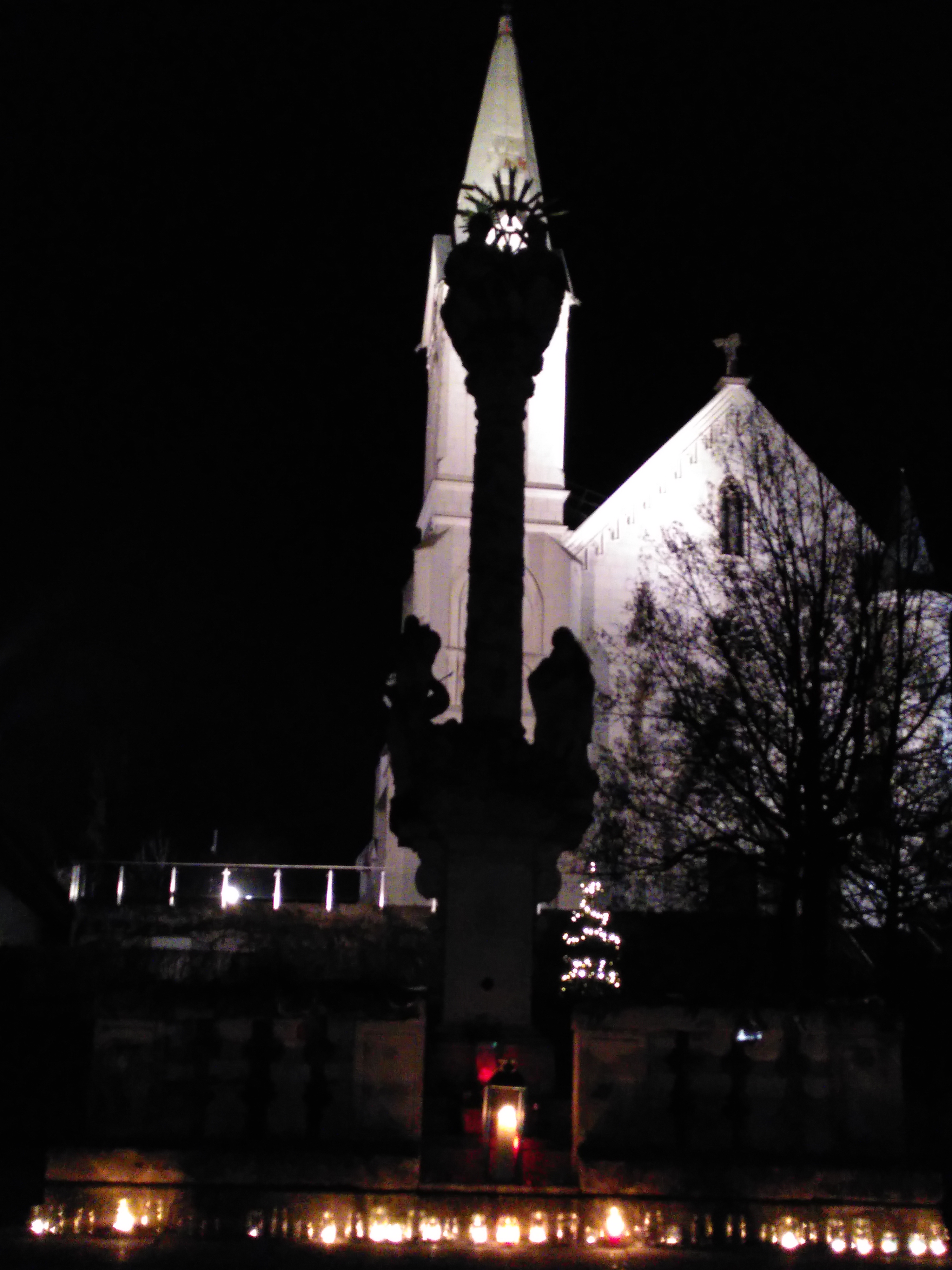 2020 12 24 Dreifaltigkeit vor Kirche dunkel