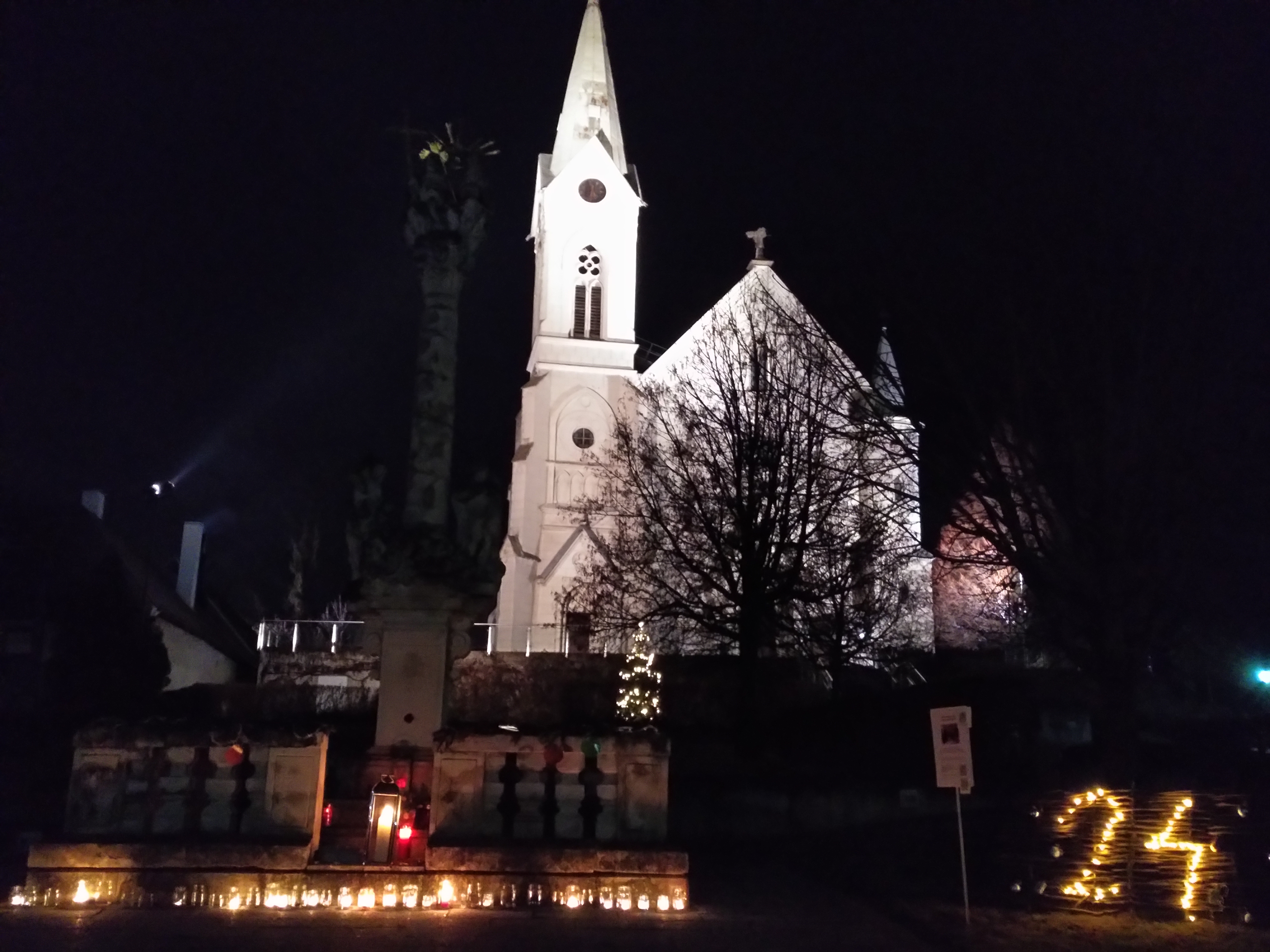 2020 12 24 Dreifaltigkeit vor Kirche dunkel 2