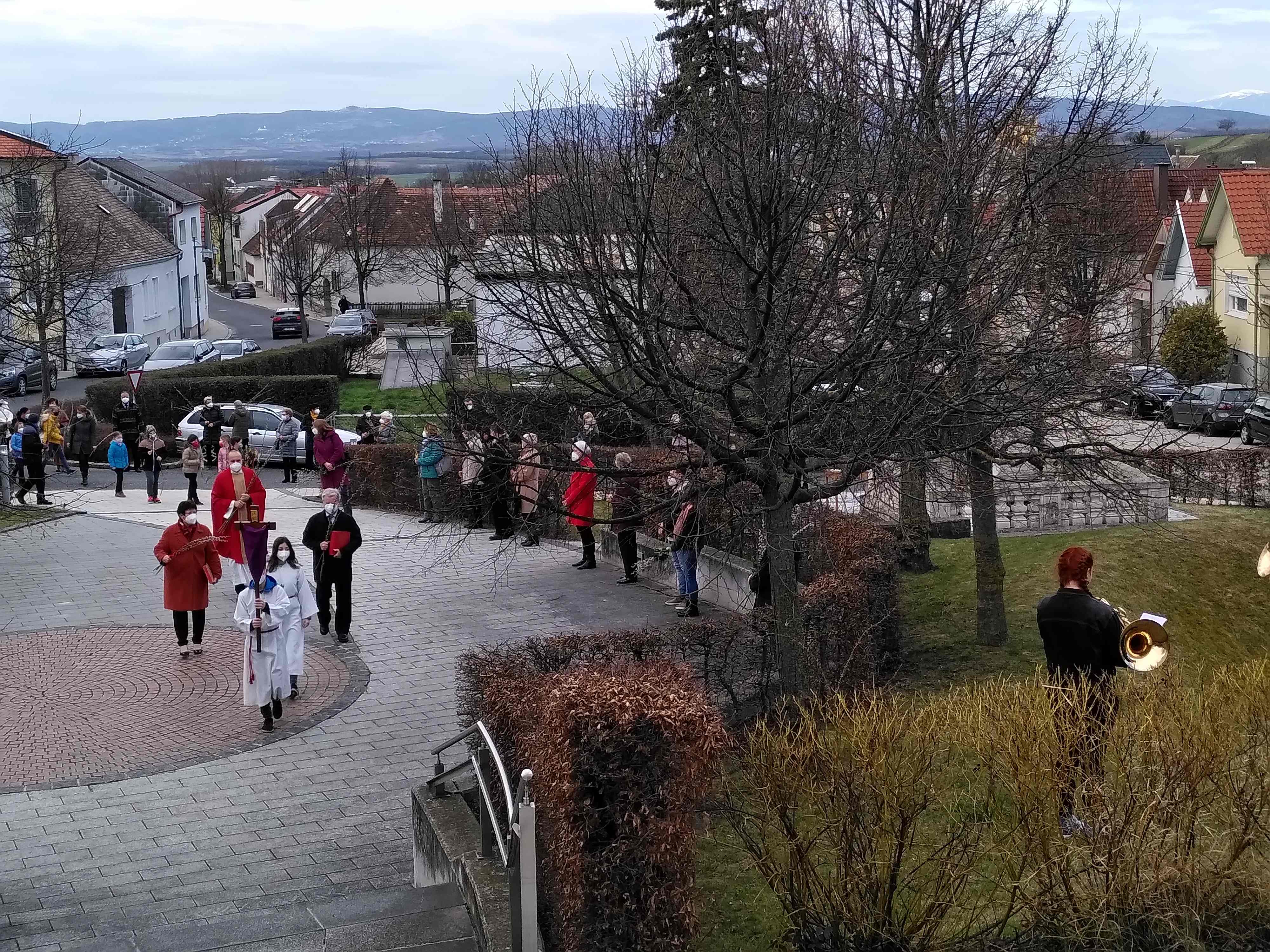 2021 03 28 Einzug in Kirche klein
