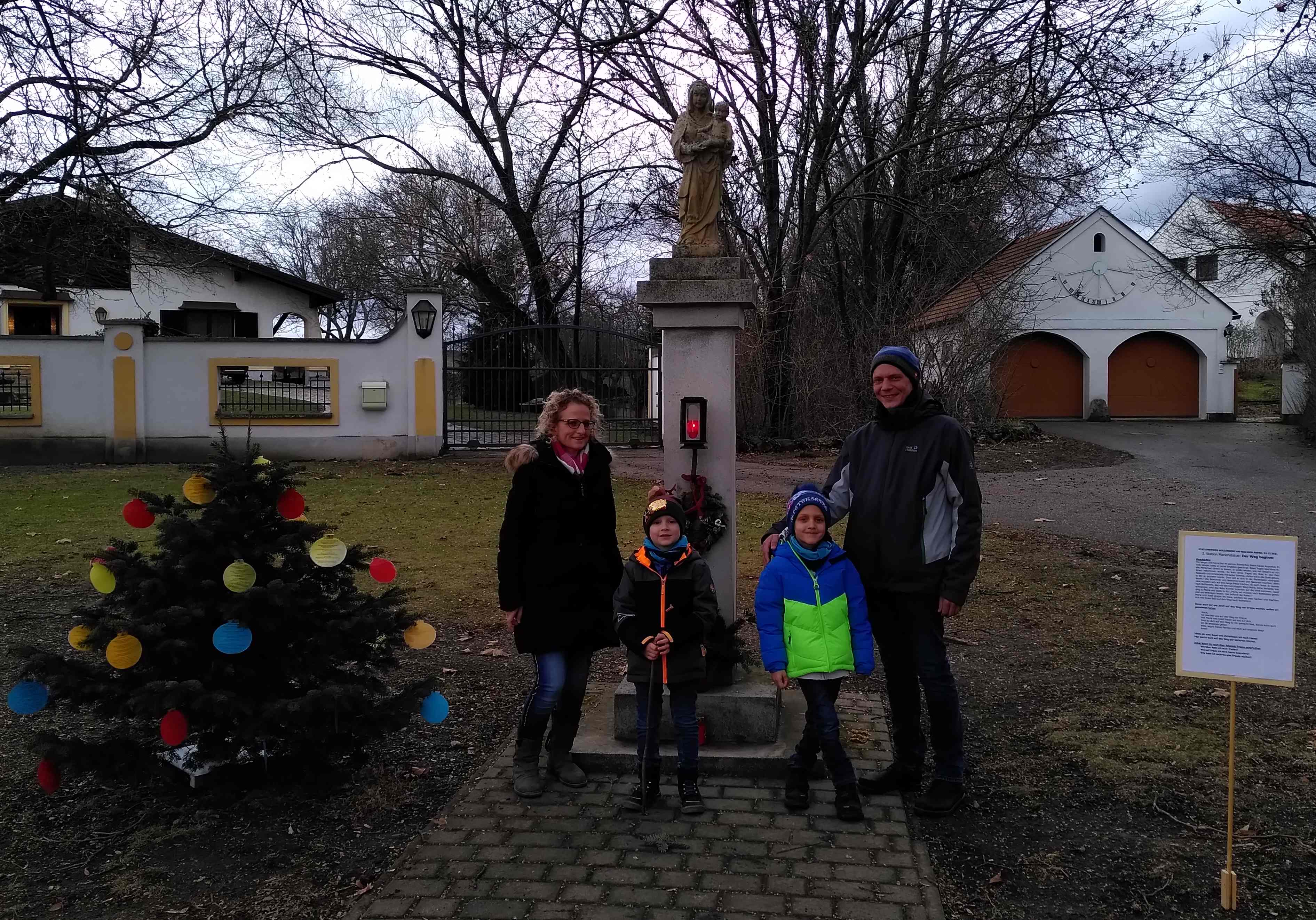 2021 12 24 Marienstatue Familie Josef klein